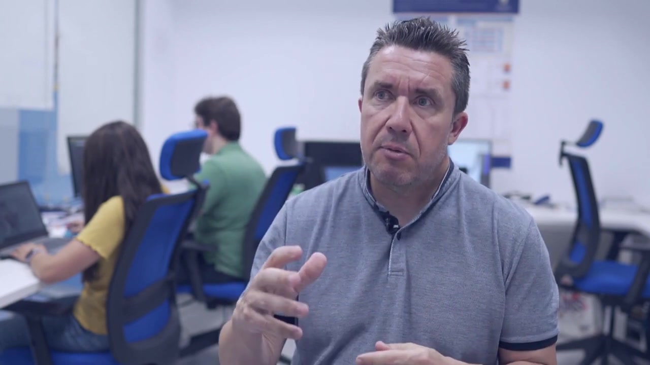 Prof. Horacio P&eacute;rez-S&aacute;nchez in the BIO-HPC lab at UCAM